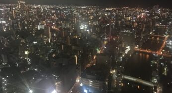 輝く夜景のその先までも。
